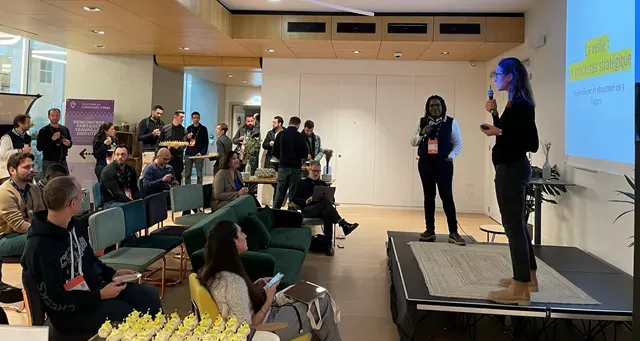 Deux intervenantes au micro face au public du Tech.Rocks Summit, installé dans des canapés ou debout