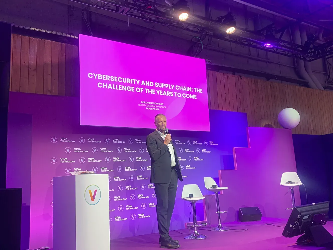 VivaTech 2024, Exec Arena : un intervenant au micro devant l’écran « Cybersecurity and supply chain: the challenge of the years to come »